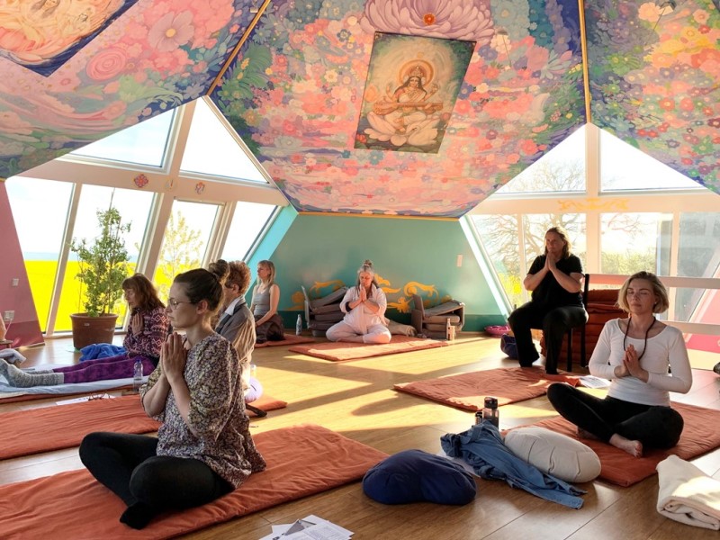 Weekend Retreat med Yoga, Meditation og Stilhed v. James Hunt på Møn | 5. - 7. juli 2024