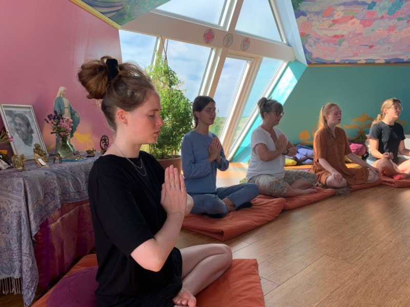 Afslappende Yogaferie med Pranayama, afspænding og meditation på Møn | 31. juli - 6. august 2023