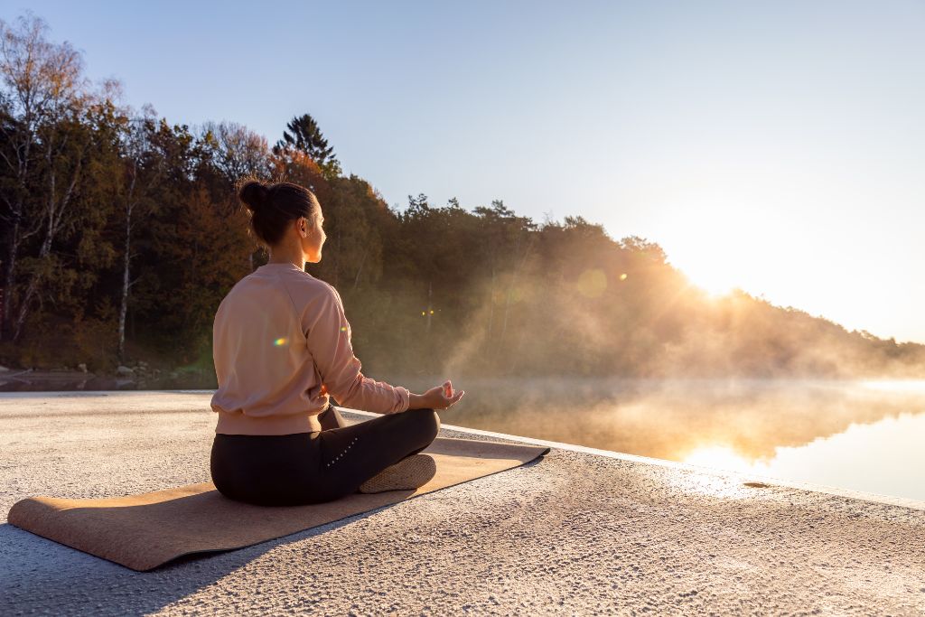 Stress af Retreat med Mindfulness og Yin Yoga nær skov og Smidstrup Strand i Nordsjælland | 17. - 19. november 2023
